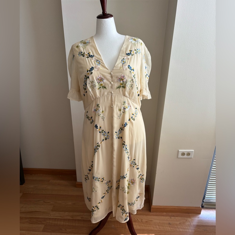 HOPE & IVY | Cream Floral embroidered Midi Dress | 18